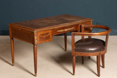 un bureau avec une chaise posée à côté, à même le sol