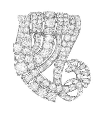 un gros plan d'une broche en diamant sur fond blanc