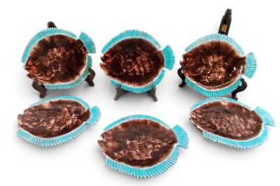 six caissettes à cupcakes bleues alignées sur une surface blanche