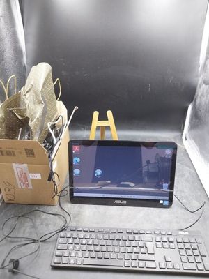 un ordinateur portable posé sur un bureau, à côté d'un clavier et d'une souris