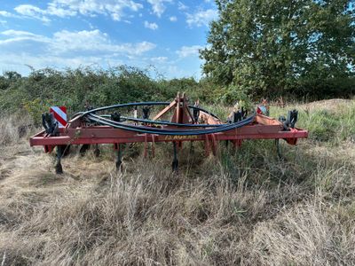 une image représentant un tracteur équipé d'une charrue