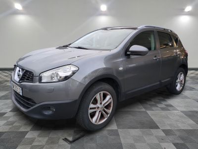nissan qxv dans une salle d'exposition au sol en damier