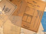 une pile de vieux plans posée sur une table