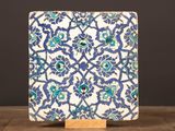 un carreau bleu et blanc orné d'un motif floral