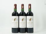 trois bouteilles de vin posées sur une table blanche