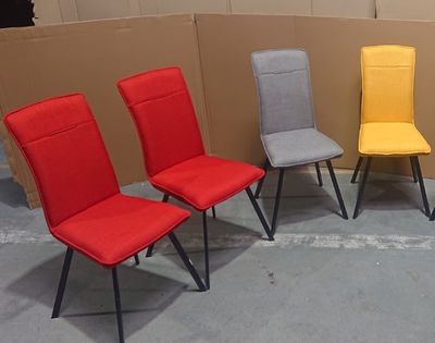 plusieurs chaises sont alignées dans une pièce