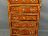 une commode ancienne avec dessus en marbre