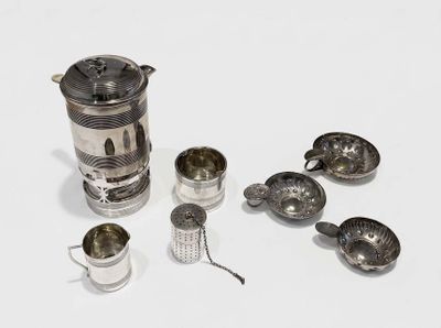 de nombreux objets en argent posés sur une surface blanche