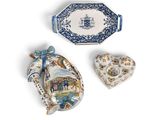 trois pièces de porcelaine exposées sur un support blanc