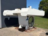 un grand objet blanc posé par terre à l'extérieur d'un bâtiment