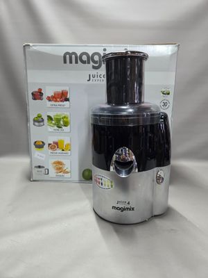 un extracteur de jus argenté et noir posé à côté d'une boîte de fruits