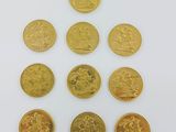 gros plan d'un paquet de pièces d'or sur une surface blanche