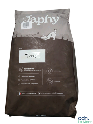 un sac de croquettes pour chien posé sur une table