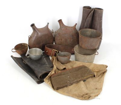beaucoup d'objets anciens qui traînent sur une table