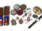 un grand nombre d'objets posés sur une table