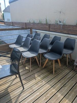 many chairs that are sitting on a wooden deck
