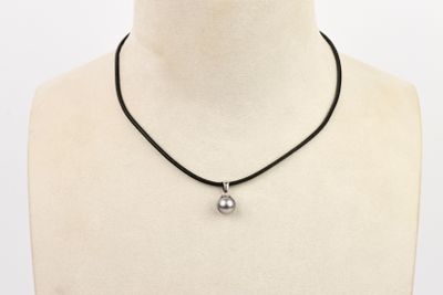 gros plan d'un collier sur un mannequin mannequin mannequin mannequin mannequin mannequin mannequin mannequin mannequin