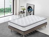 un matelas posé à même le sol dans une pièce