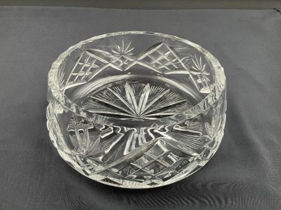Saladier en cristal, diamètre 19 cm, hauteur 9 cm.