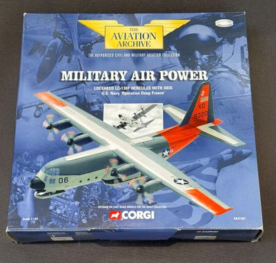 une image représentant une boîte contenant une maquette d'avion de la force aérienne militaire