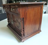 Buffet rustique en bois à décor de fleurs ciselées, ouvrant … (photo 3)