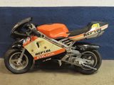 une moto miniature posée par terre