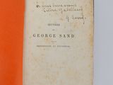 un livre ouvert avec une couverture orange et une citation écrite à la main
