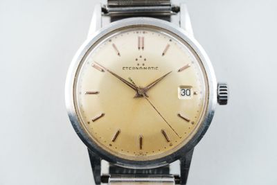 une image d'une montre-bracelet avec un cadran jaune