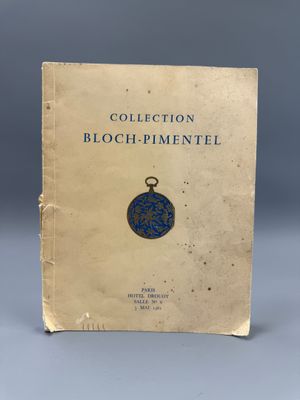 un livre orné d'un motif bleu, posé sur une table