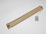 Gros plan sur un bracelet en or portant une étiquette