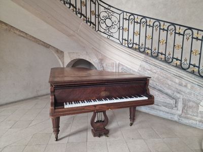 ERARD Piano demi queue de concert en bois de placage. H_ 86 …