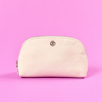 un petit sac à main blanc sur fond rose