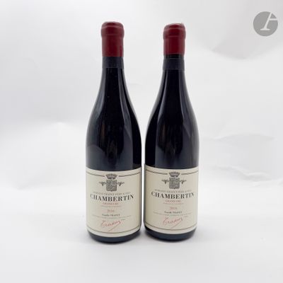 deux bouteilles de vin posées l'une à côté de l'autre sur une table