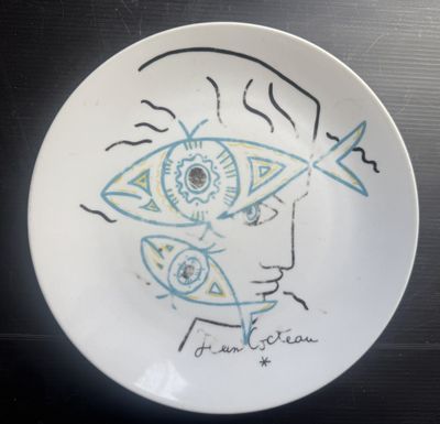 une assiette sur laquelle est représenté le visage d'une femme