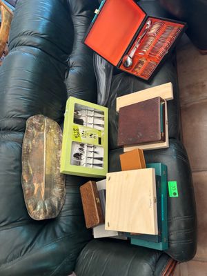 un canapé en cuir noir sur lequel sont posés tout un tas de livres