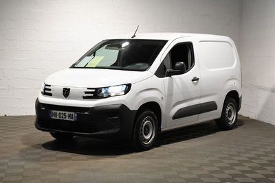 la camionnette blanche est garée dans une grande pièce au sol en damier
