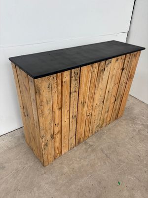 un gros plan d'une table en bois avec un plateau noir
