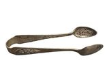 paire de cuillères anciennes en métal argenté ornées de motifs floraux