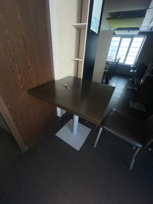une petite table avec une chaise dans un coin de la pièce