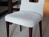 une chaise blanche qui a un trou dans le dossier