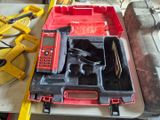 une boîte à outils contenant des outils, posée sur une table dans un garage
