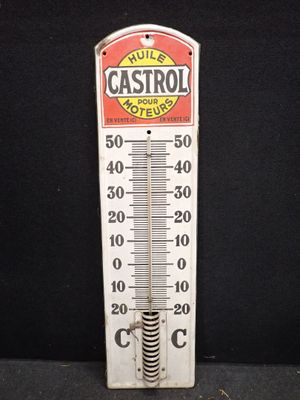 un gros plan d'un thermomètre sur fond noir