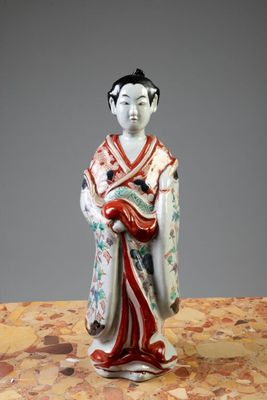 une image représentant une figurine de femme vêtue d'un kimono