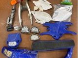 un grand nombre d'outils posés à même le sol