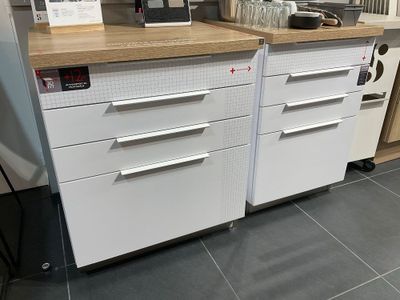 une armoire blanche sur laquelle est posé un ordinateur portable
