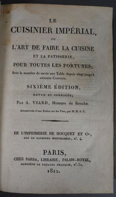 un vieux livre avec un titre en noir et blanc