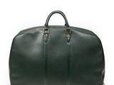 un sac de voyage en cuir vert sur fond blanc