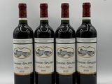 trois bouteilles de vin rouge sont alignées sur une surface blanche