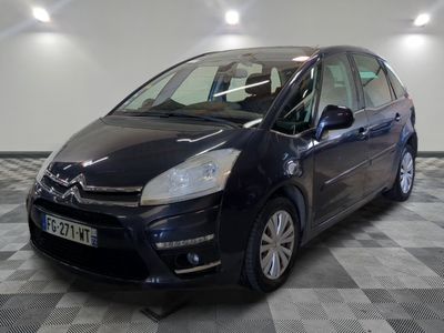 la petite voiture noire est garée sur un carrelage à carreaux
