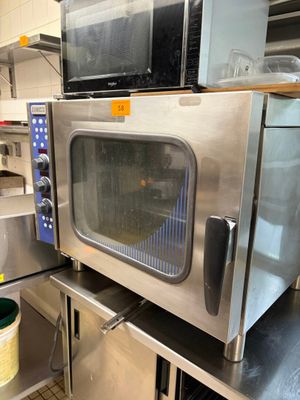 un micro-ondes posé sur une étagère dans une cuisine